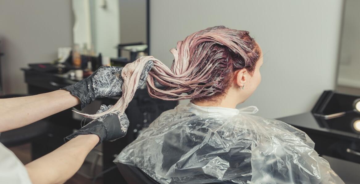 Koloryzacja włosów: trendy, techniki i porady przed wizytą u fryzjera