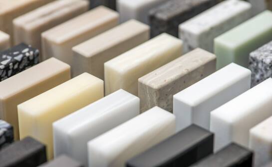 Licówki porcelanowe i kompozytowe — co warto wiedzieć przed decyzją