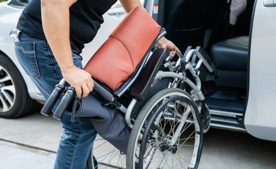 Składane wózki inwalidzkie — przewagi, rodzaje i wybór na co dzień