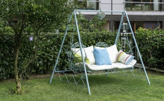 Duże huśtawki ogrodowe — pomysły na relaks i aranżację przestrzeni