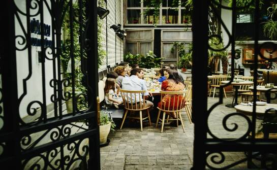 Restauracje poza miastem: pomysły na wyjście i kulinarne odkrycia