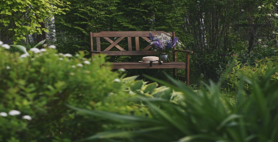 Ławki ogrodowe z profilu — stylowe pomysły i praktyczne wskazówki wyboru