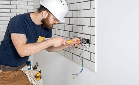 Podłączenie nowej instalacji elektrycznej — co warto wiedzieć przed montażem