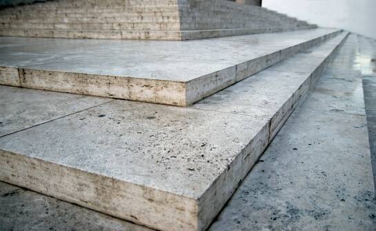 Jak wybierać płyty betonowe i zalety betonu architektonicznego