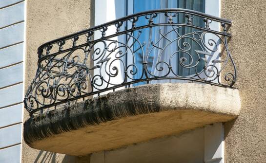 Balustrady stalowe — pomysły i zalety wyboru materiału do wnętrz i na zewnątrz