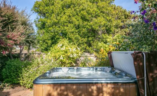 Relaks w ogrodzie: jak wybrać idealny hot tub do domu