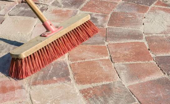 Środki do czyszczenia kostki brukowej: skuteczne metody i porady