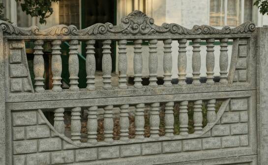 Parapety zewnętrzne — rodzaje, materiały i porównanie przed zakupem