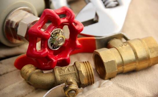 Awaryjna hydraulika: szybkie rozwiązania problemów instalacji domowej