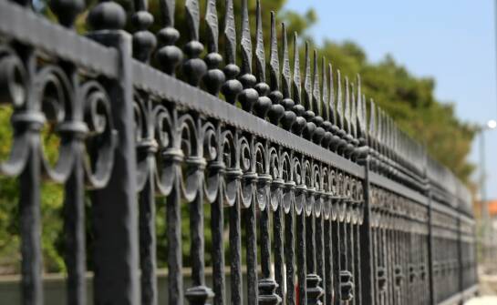 Ogrodzenia metalowe: typy, zalety i wybór najlepszego rozwiązania