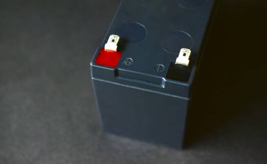 Akumulator 90 Ah – co warto wiedzieć przed zakupem i użytkowaniem