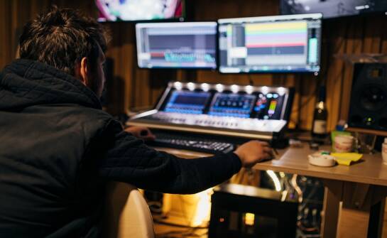 Studio nagraniowe: jak wygląda proces tworzenia profesjonalnego nagrania