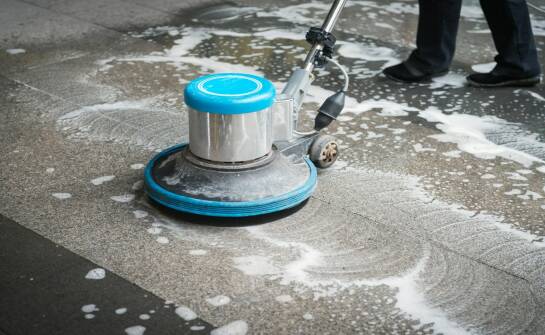 Zamiatarki do kostki brukowej — jak wybrać skuteczne urządzenie do czyszczenia