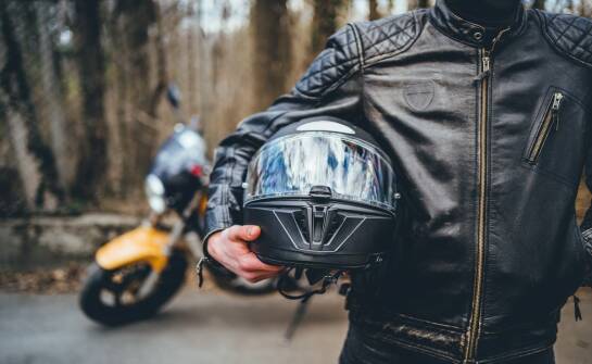Kaski motocyklowe otwarte z blendą — porównanie i wybór