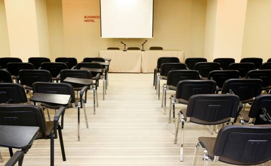 Wynajem sali konferencyjnej — jak wybrać idealne miejsce na wydarzenie