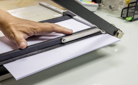 Naciąganie ram sitodrukowych — kluczowe techniki dla lepszej jakości nadruku