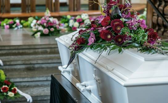 Usługi domu pogrzebowego — co warto wiedzieć przed organizacją ceremonii
