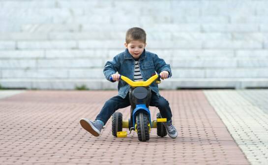 Hulajnoga trójkołowa dla dzieci — jak wybrać bezpieczną i wygodną opcję