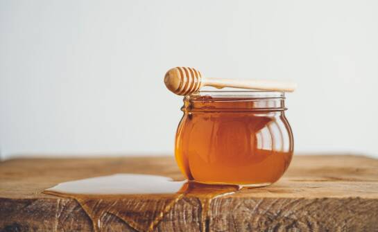 Miód naturalny: korzyści, rodzaje i jak rozpoznać prawdziwy produkt