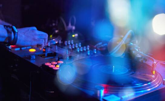 Sprawdzony DJ na wesele — jak wybrać idealną oprawę muzyczną ceremonii