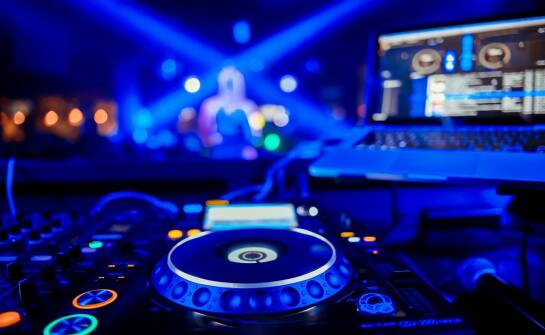 DJ na wesele: jak wybrać muzykę i zbudować atmosferę całej nocy