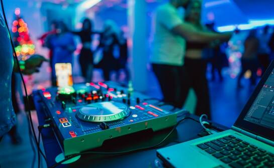 DJ na wesele: jak wybrać oprawę muzyczną gwarantującą zabawę
