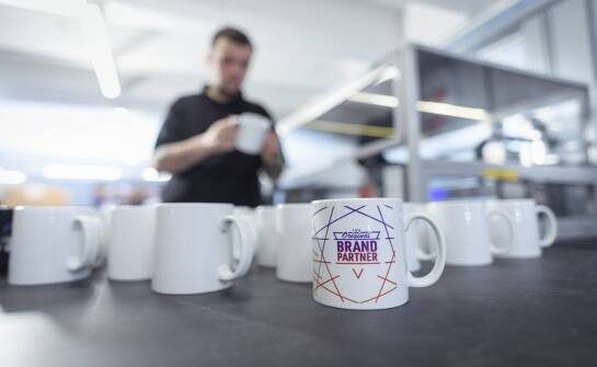 Kubki reklamowe z logo: jak wybrać i wykorzystać je w kampaniach marki