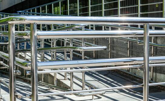 Elementy balustrad Inox — przegląd rozwiązań, materiałów i zastosowań