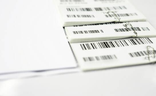Etykiety samoprzylepne: wybór, zastosowania i korzyści dla firm