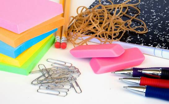 Pomysły na pomoce dydaktyczne do fizyki: angażujące materiały i ćwiczenia