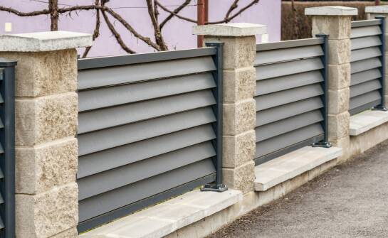 Ogrodzenia betonowo-metalowe — pomysły i korzyści wyboru materiałów