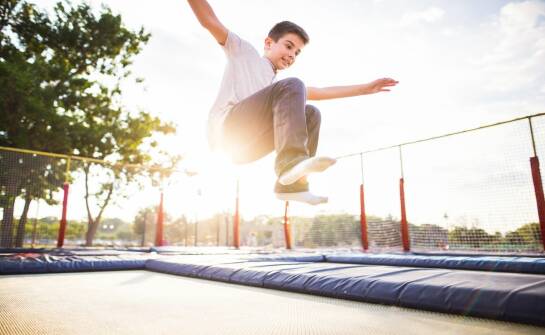 Trampoliny — jak wybrać najlepszą opcję do zabawy i ćwiczeń