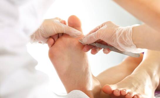 Pedicure medyczny — co warto wiedzieć o pielęgnacji stóp i zabiegach