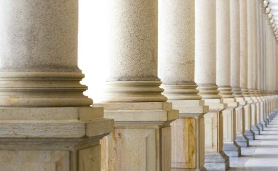 Pilasty styropianowe: zalety, zastosowania i wskazówki montażowe