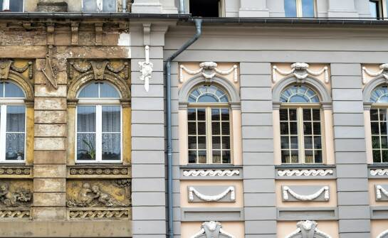 Gzymsy: pomysły i porady przy wyborze stylowych detali elewacji