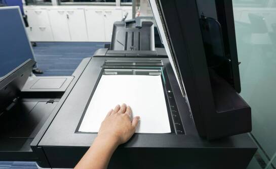 Plotery drukujące: jak wybrać urządzenie do dużych wydruków