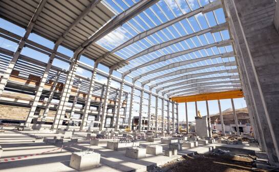 Hale stalowe: kluczowe informacje o wyborze i zaletach konstrukcji