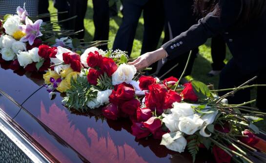 Usługi pogrzebowe: co warto wiedzieć planując pochówek i formalności