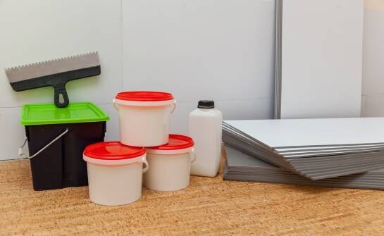 Pojemniki na sorbent: jak wybrać efektywne rozwiązania do magazynowania