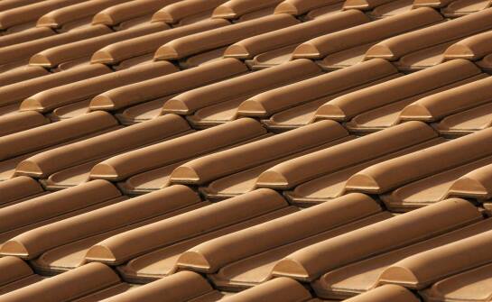 Dachówki ceramiczne — właściwości, rodzaje i wybór materiału na dach