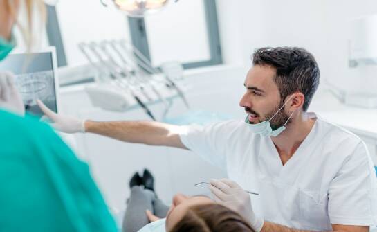 Wybór dentysty: na co zwrócić uwagę przy pierwszej wizycie