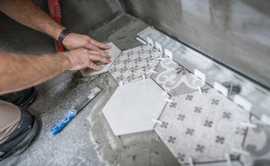 Realizacje dachówek cementowych — inspiracje i praktyczne pomysły aranżacji