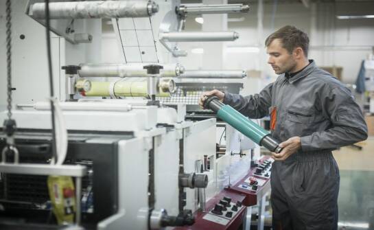 Wł ókniny techniczne — zastosowania, rodzaje i korzyści dla produkcji