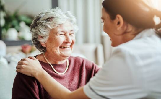 Opieka senioralna: kluczowe aspekty wyboru domu opieki dla bliskich