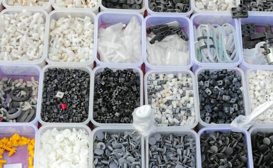 Wytłoczki plastikowe — zastosowania, rodzaje i korzyści dla produktów