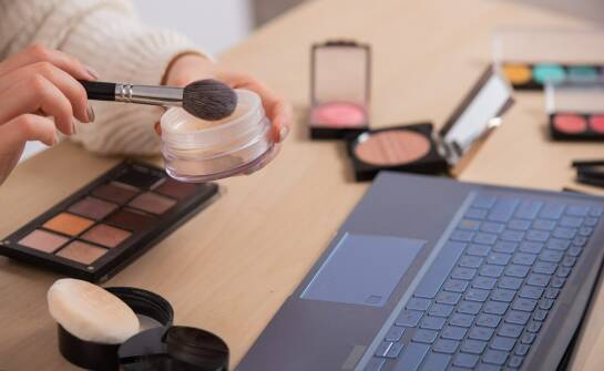 Kosmetologia zaoczna — czym różni się nauka i jakie daje możliwości