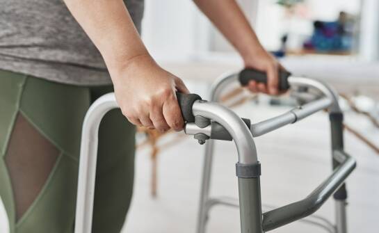 Sprzęt rehabilitacyjny: co wybrać na początek opieki domowej