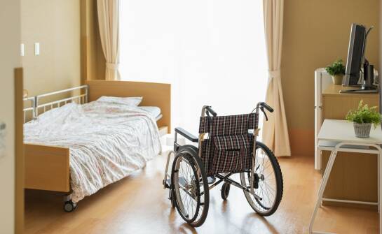 Sprzęt rehabilitacyjny: jak wybrać łóżko i wózek dla pacjenta