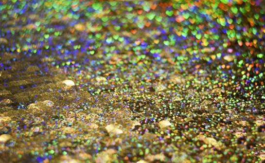 Brokat holograficzny: efekty, zastosowania i kreatywne inspiracje