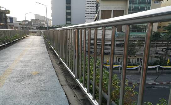 Balustrady nierdzewne — styl, trwałość i zastosowania we wnętrzach i na zewnątrz